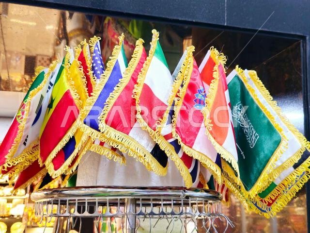 تحتوي الأعلام الوطنية لمختلف دول العالم عمومًا على رموز خاصة بدولها، وتُستخدم كشعار لها.