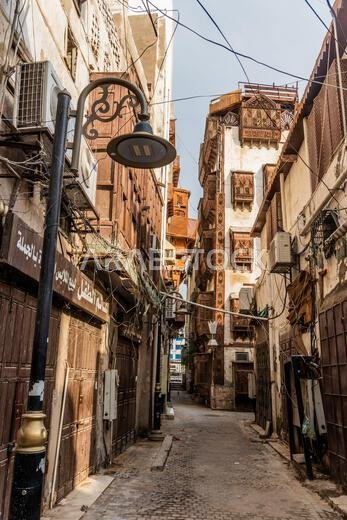 جدة، المملكة العربية السعودية - 15 نوفمبر 2021: زقاق في البلد، المركز التاريخي لمدينة جدة، المملكة العربية السعودية
