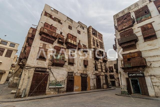 جدة، المملكة العربية السعودية - 15 نوفمبر 2021: بيوت تقليدية في البلد، المركز التاريخي لمدينة جدة، المملكة العربية السعودية