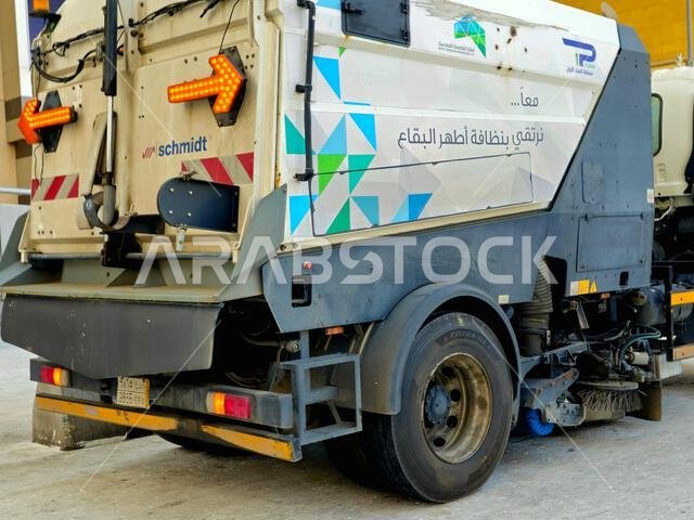 مكة المكرمة، المملكة العربية السعودية، 12 يونيو 2024: شاحنة جمع القمامة المتنقلة الكبيرة التابعة لشركة شميدت تقوم بجمع القمامة من صناديق القمامة لأغراض النظافة البيئية.
