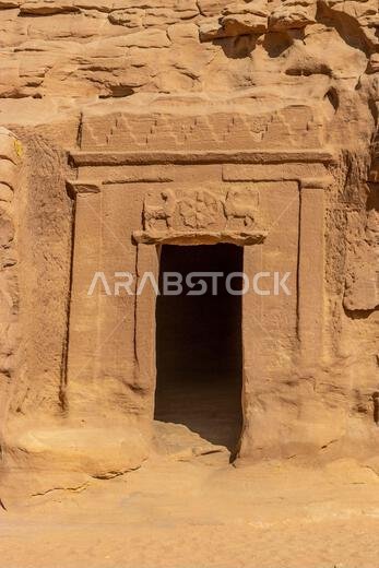 المقبرة المنحوتة في الصخر رقم 37 (مقبرة الأسد) في جبل البنات في موقع الحِجر (مدائن صالح) بالقرب من العلا، المملكة العربية السعودية