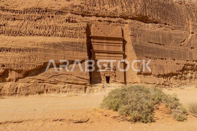 المقبرة المنحوتة في الصخر رقم 45 في جبل البنات في موقع الحِجر (مدائن صالح) بالقرب من العلا، المملكة العربية السعودية المقبرة المنحوتة في الصخر رقم 45 في جبل البنات في موقع الحِجر (مدائن صالح) بالقرب من العلا، المملكة العربية السعودية