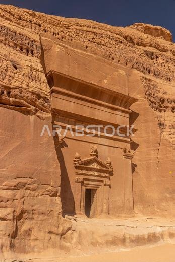 المقبرة المنحوتة في الصخر رقم 44 (مقبرة الطبيب) في جبل البنات في موقع الحِجر (مدائن صالح) بالقرب من العلا، المملكة العربية السعودية