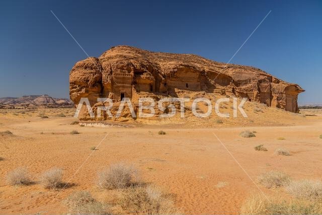 المقابر المنحوتة في الصخر في جبل الأحمر في موقع الحِجر (مدائن صالح) بالقرب من العلا، المملكة العربية السعودية