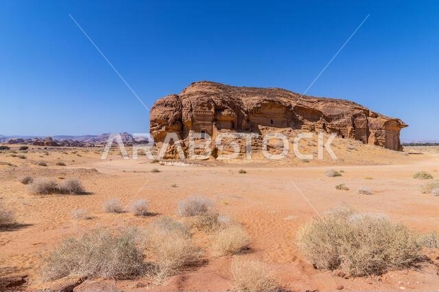 المقابر المنحوتة في الصخر في جبل الأحمر في موقع الحِجر (مدائن صالح) بالقرب من العلا، المملكة العربية السعودية