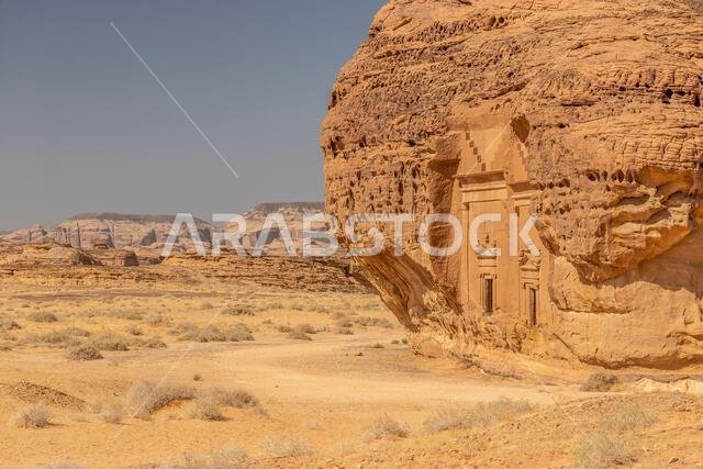 المقابر المنحوتة في الصخر في جبل الأحمر في موقع الحِجر (مدائن صالح) بالقرب من العلا، المملكة العربية السعودية