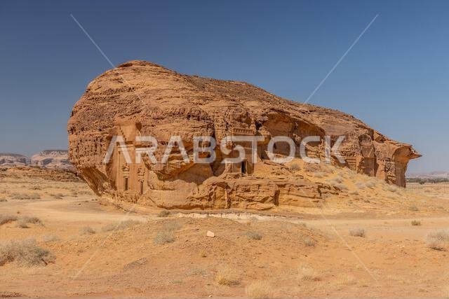 المقابر المنحوتة في الصخر في جبل الأحمر في موقع الحِجر (مدائن صالح) بالقرب من العلا، المملكة العربية السعودية