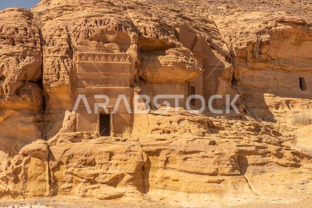 المقابر المنحوتة في الصخر في جبل الأحمر في موقع الحِجر (مدائن صالح) بالقرب من العلا، المملكة العربية السعودية