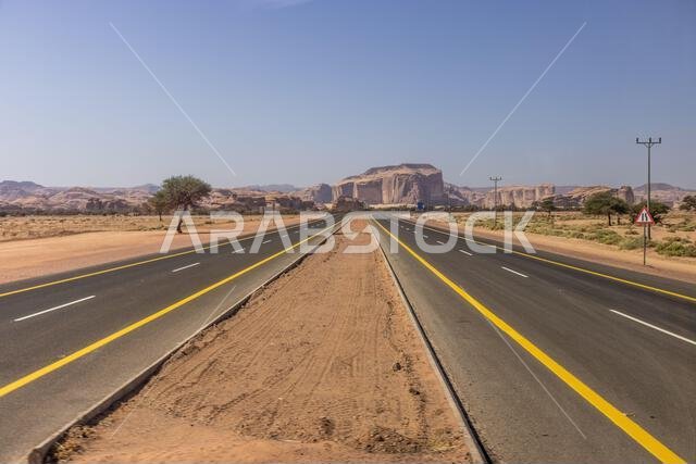 الطريق السريع بالقرب من العلا، المملكة العربية السعودية الطريق السريع بالقرب من العلا، المملكة العربية السعودية