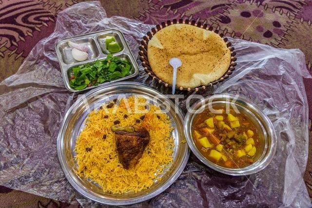 تناول وجبة في مطعم محلي في المملكة العربية السعودية تناول وجبة في مطعم محلي في المملكة العربية السعودية