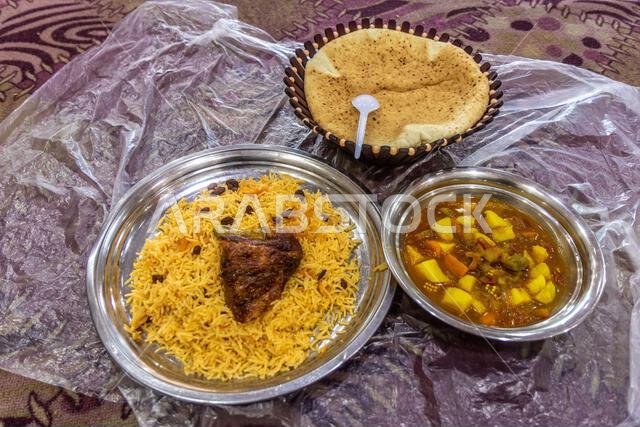 تناول وجبة في مطعم محلي في المملكة العربية السعودية
