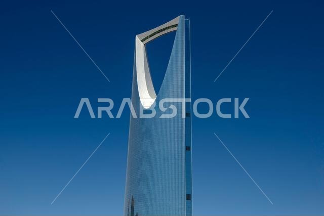 برج المملكة، برج المملكة في العاصمة الرياض بالمملكة العربية السعودية. أجواء صباحية مع سماء صافية.