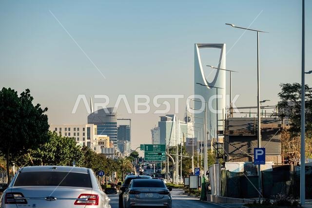 برج المملكة، برج المملكة في العاصمة الرياض بالمملكة العربية السعودية. أجواء صباحية مع سماء صافية.