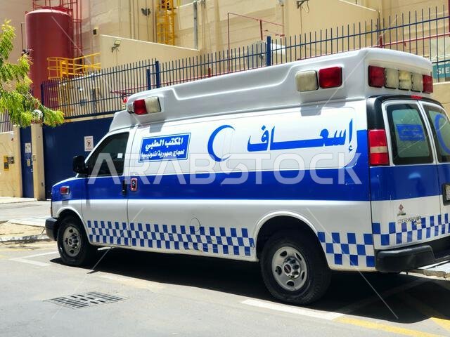 المدينة المنورة، المملكة العربية السعودية، 28 يونيو 2024: سيارة إسعاف تابعة لشركة GMC، تابعة للمكتب الطبي لحجاج جمهورية إندونيسيا، تقدم الرعاية الطبية لـ