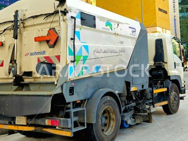 مكة المكرمة، المملكة العربية السعودية، 12 يونيو 2024: شاحنة جمع القمامة المتنقلة الكبيرة التابعة لشركة شميدت تقوم بجمع القمامة من صناديق القمامة لأغراض النظافة البيئية.