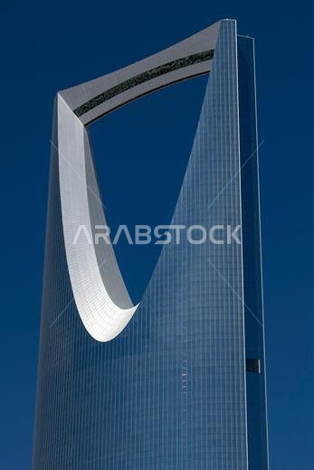 برج المملكة، برج المملكة في العاصمة الرياض بالمملكة العربية السعودية. أجواء صباحية مع سماء صافية.