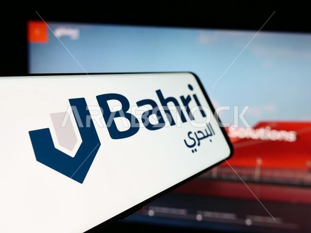 في هذه الصورة التوضيحية، يظهر هاتف ذكي يحمل شعار شركة النقل البحري الوطنية السعودية (بحري) أمام موقع إلكتروني.