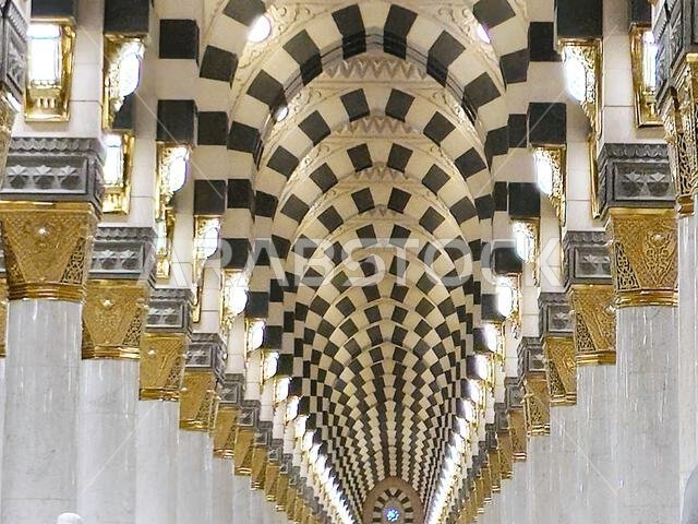 الجزء الداخلي من المسجد النبوي في المدينة المنورة، وهو موقع حج رئيسي يقع تحت إشراف خادم الحرمين الشريفين.