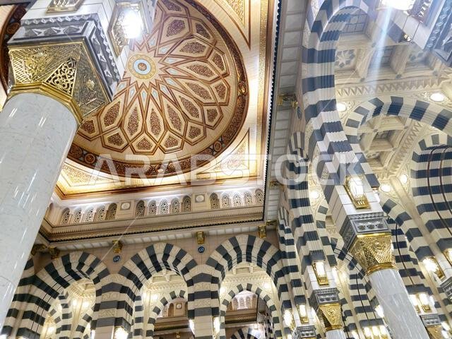 الجزء الداخلي من المسجد النبوي في المدينة المنورة، وهو موقع حج رئيسي يقع تحت إشراف خادم الحرمين الشريفين. الجزء الداخلي من المسجد النبوي في المدينة المنورة، وهو موقع حج رئيسي يقع تحت إشراف خادم الحرمين الشريفين.
