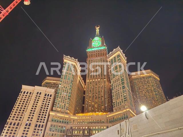 مكة المكرمة، المملكة العربية السعودية، 8 يونيو 2024: أبراج الساعة بالقرب من الكعبة المشرفة، وهو مجمع حكومي يضم سبعة فنادق شاهقة في مكة المكرمة، جزء من مشروع الملك عبد العزيز.