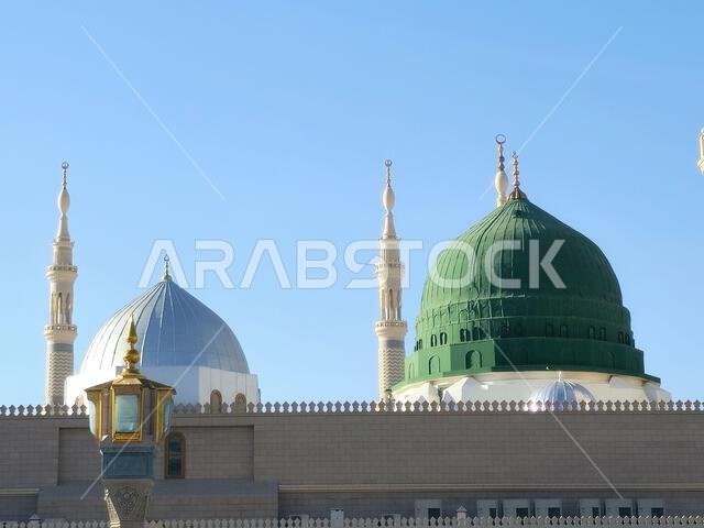 المئذنة والقبة الخضراء للمسجد النبوي، وهو موقع حج رئيسي يقع تحت إشراف حراسة الدولة. المئذنة والقبة الخضراء للمسجد النبوي، وهو موقع حج رئيسي يقع تحت إشراف حراسة الدولة.