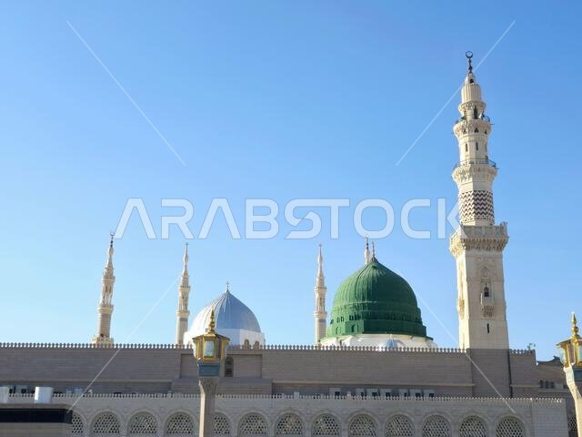 المئذنة والقبة الخضراء للمسجد النبوي، وهو موقع حج رئيسي يقع تحت إشراف حراسة الدولة.