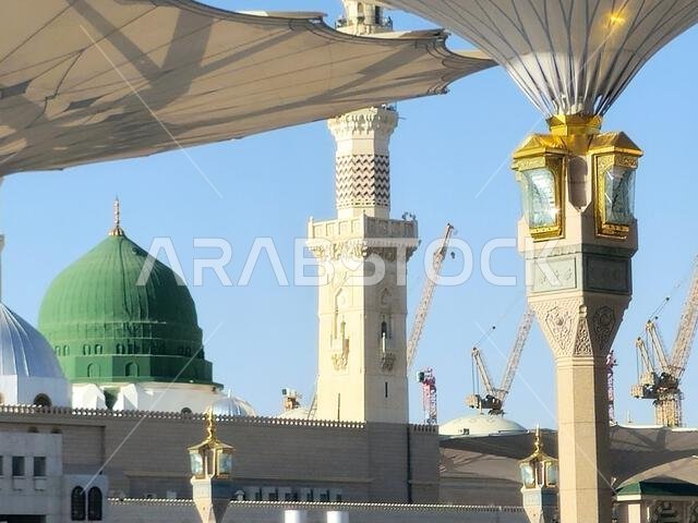 المدينة المنورة، المملكة العربية السعودية، 26 يونيو 2024: التوسعة الجديدة للمسجد النبوي مع وجود العديد من أبراج الرافعات وأعمال البناء في الخلفية، توسعات جديدة المدينة المنورة، المملكة العربية السعودية، 26 يونيو 2024: التوسعة الجديدة للمسجد النبوي مع وجود العديد من أبراج الرافعات وأعمال البناء في الخلفية، توسعات جديدة