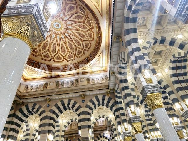 الجزء الداخلي من المسجد النبوي في المدينة المنورة، وهو موقع حج رئيسي يقع تحت إشراف خادم الحرمين الشريفين.