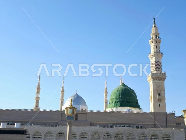 المئذنة والقبة الخضراء للمسجد النبوي، وهو موقع حج رئيسي يقع تحت إشراف حراسة الدولة.