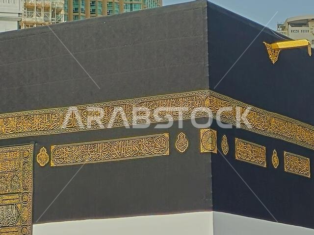 مكة المكرمة، المملكة العربية السعودية، 12 يونيو 2024: الكعبة المشرفة بملابس الإحرام، الكعبة هي بناء حجري يقع في قلب أهم مساجد الإسلام وأقدسها. مكة المكرمة، المملكة العربية السعودية، 12 يونيو 2024: الكعبة المشرفة بملابس الإحرام، الكعبة هي بناء حجري يقع في قلب أهم مساجد الإسلام وأقدسها.