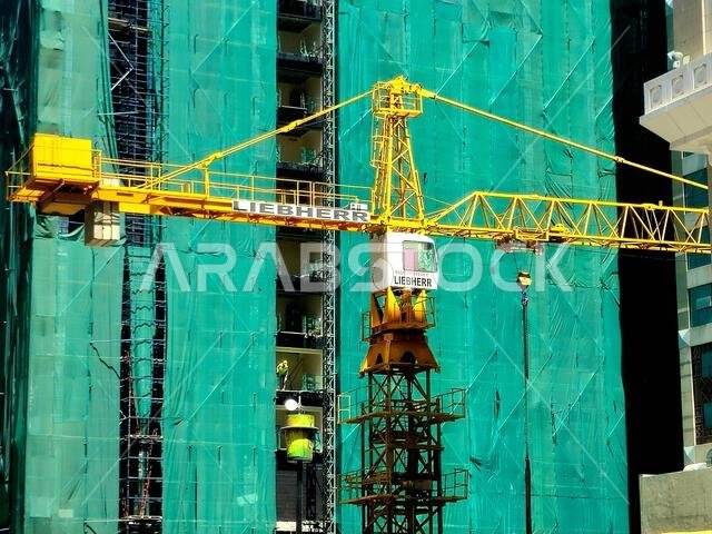 المدينة المنورة، المملكة العربية السعودية، 27 يونيو 2024: موقع بناء ناطحة سحاب جديدة في المدينة المنورة، مع برج رافعة من شركة ليبهر في موقع الإنشاء.