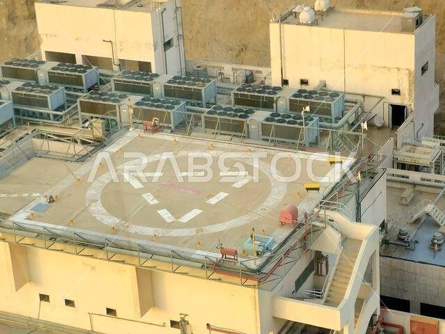 مكة المكرمة، المملكة العربية السعودية، 9 يونيو 2024: مهبط طائرات الهليكوبتر، مطار صغير مناسب لاستخدام طائرات الهليكوبتر وأنواع مختلفة من الطائرات ذات الرفع العمودي. مكة المكرمة، المملكة العربية السعودية، 9 يونيو 2024: مهبط طائرات الهليكوبتر، مطار صغير مناسب لاستخدام طائرات الهليكوبتر وأنواع مختلفة من الطائرات ذات الرفع العمودي.