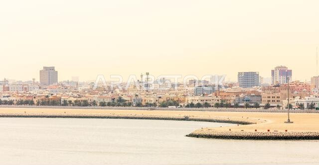 منظر بانورامي لشارع ممشى ساحل الدمام من جزيرة مرجان، المملكة العربية السعودية