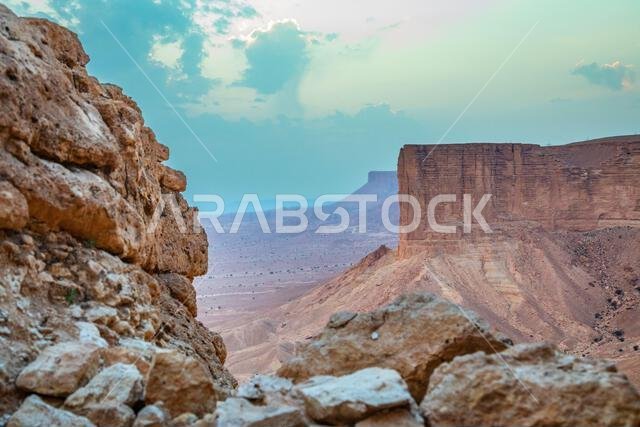 سلسلة جبال جبل طويق، مع منظر صحراوي، الرياض، المملكة العربية السعودية