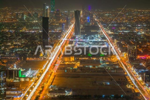 بانوراما ليلية لوسط مدينة الرياض مع ناطحات السحاب، الرياض، المملكة العربية السعودية