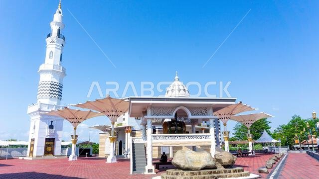 الناس يزورون مسجد البيدهوي. هذا المسجد يشبه المسجد النبوي في المدينة المنورة.