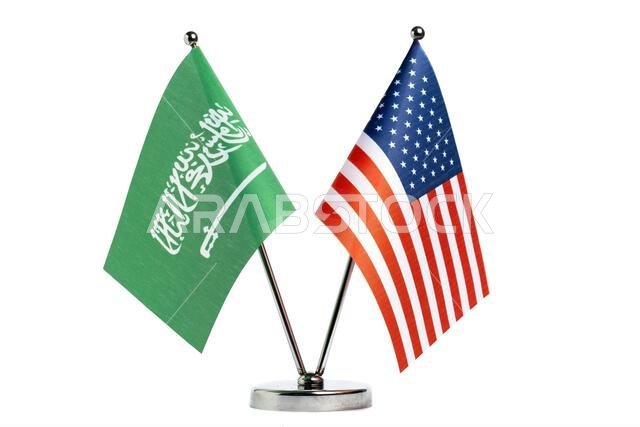 أعلام طاولة المملكة العربية السعودية والولايات المتحدة معزولة على خلفية بيضاء
