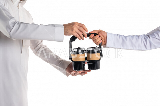 بورتريه لرجل عربي خليجي سعودي يحمل أكواب من المشروبات الساخنة ، كافيهات و مطاعم ، خدمة توصيل الطعام ، توصيل طلبات الطعام ، خدمة الدليفري لتوصيل الطعام ، طلب و استلام الدليفري ، خدمات منزلية