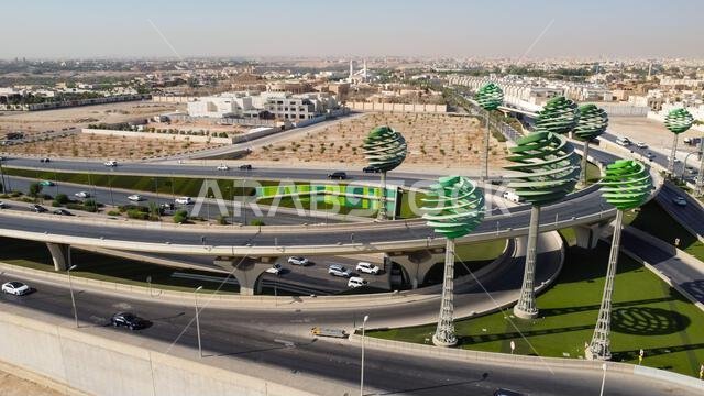 مدينة الرياض، المملكة العربية السعودية، منظر جوي لطريق سريع مزدحم - ذا جرين فيلد، المملكة العربية السعودية - تصوير جوي