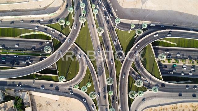 مدينة الرياض، المملكة العربية السعودية، منظر جوي لطريق سريع مزدحم - ذا جرين فيلد، المملكة العربية السعودية - تصوير جوي