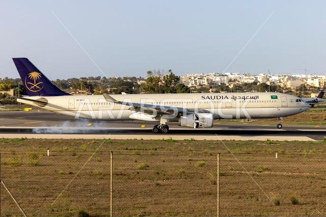 الخطوط السعودية - طائرة إيرباص A330-343 التابعة للخطوط الجوية السعودية (رقم التسجيل: HZ-AQ23) تصل في الصباح الباكر للصيانة.