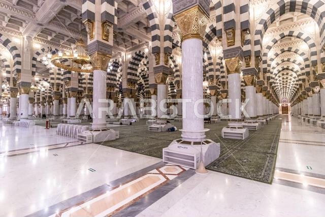 المدينة المنورة، المملكة العربية السعودية - 13 نوفمبر 2021: صورة داخلية للمسجد النبوي في منطقة الحرم بالمدينة المنورة، المملكة العربية السعودية