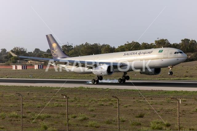 الخطوط السعودية - طائرة إيرباص A330-343 التابعة للخطوط الجوية السعودية (رقم التسجيل: HZ-AQ23) تصل في الصباح الباكر للصيانة.