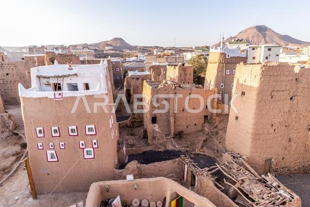 منازل تقليدية مبنية من الطوب اللبن في الظهران الجنوب، المملكة العربية السعودية