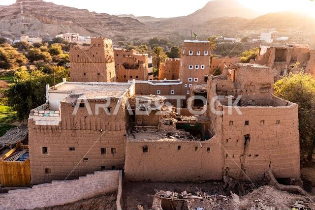منازل تقليدية مبنية من الطوب اللبن في الظهران الجنوب، المملكة العربية السعودية