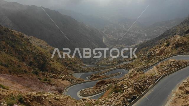 سيارة على الطريق الجبلي، محافظة جيزان، جبل الحشر، المملكة العربية السعودية سيارة على الطريق الجبلي، محافظة جيزان، جبل الحشر، المملكة العربية السعودية