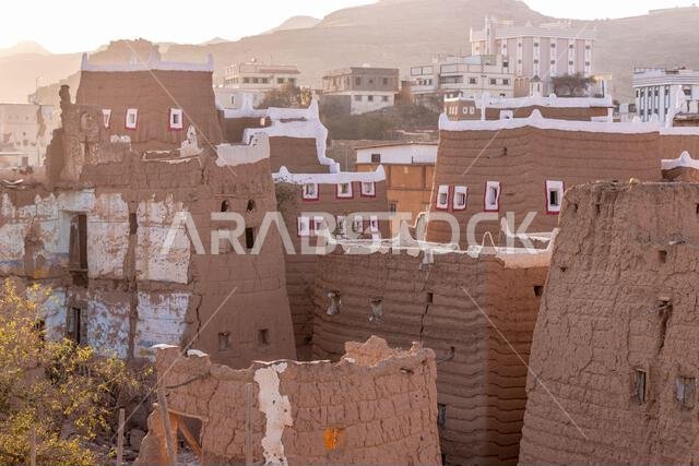 منازل تقليدية مبنية من الطوب اللبن في الظهران الجنوب، المملكة العربية السعودية
