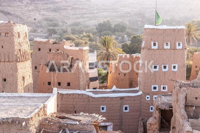 منازل تقليدية مبنية من الطوب اللبن في الظهران الجنوب، المملكة العربية السعودية