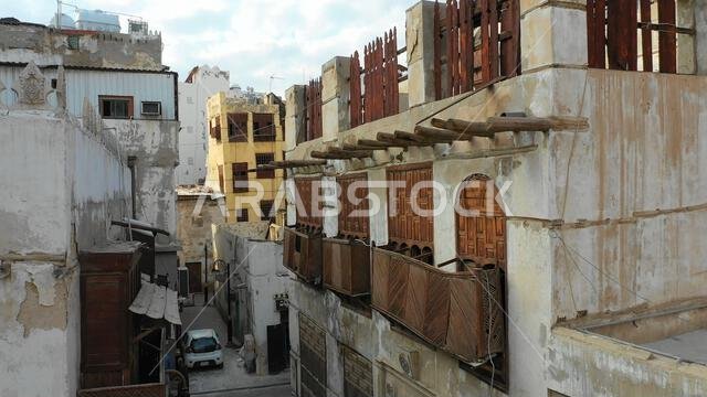 صورة جوية لمنازل قديمة ذات مشربيات خشبية في حي البلد، منطقة مكة المكرمة، جدة، المملكة العربية السعودية