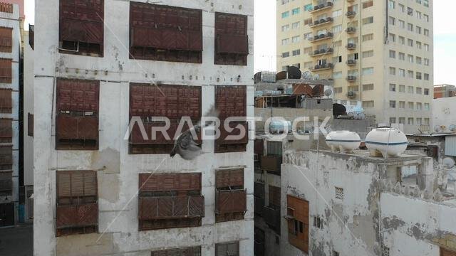 صورة جوية لمنازل قديمة ذات شرفات خشبية في حي البلد، منطقة مكة المكرمة، جدة، المملكة العربية السعودية